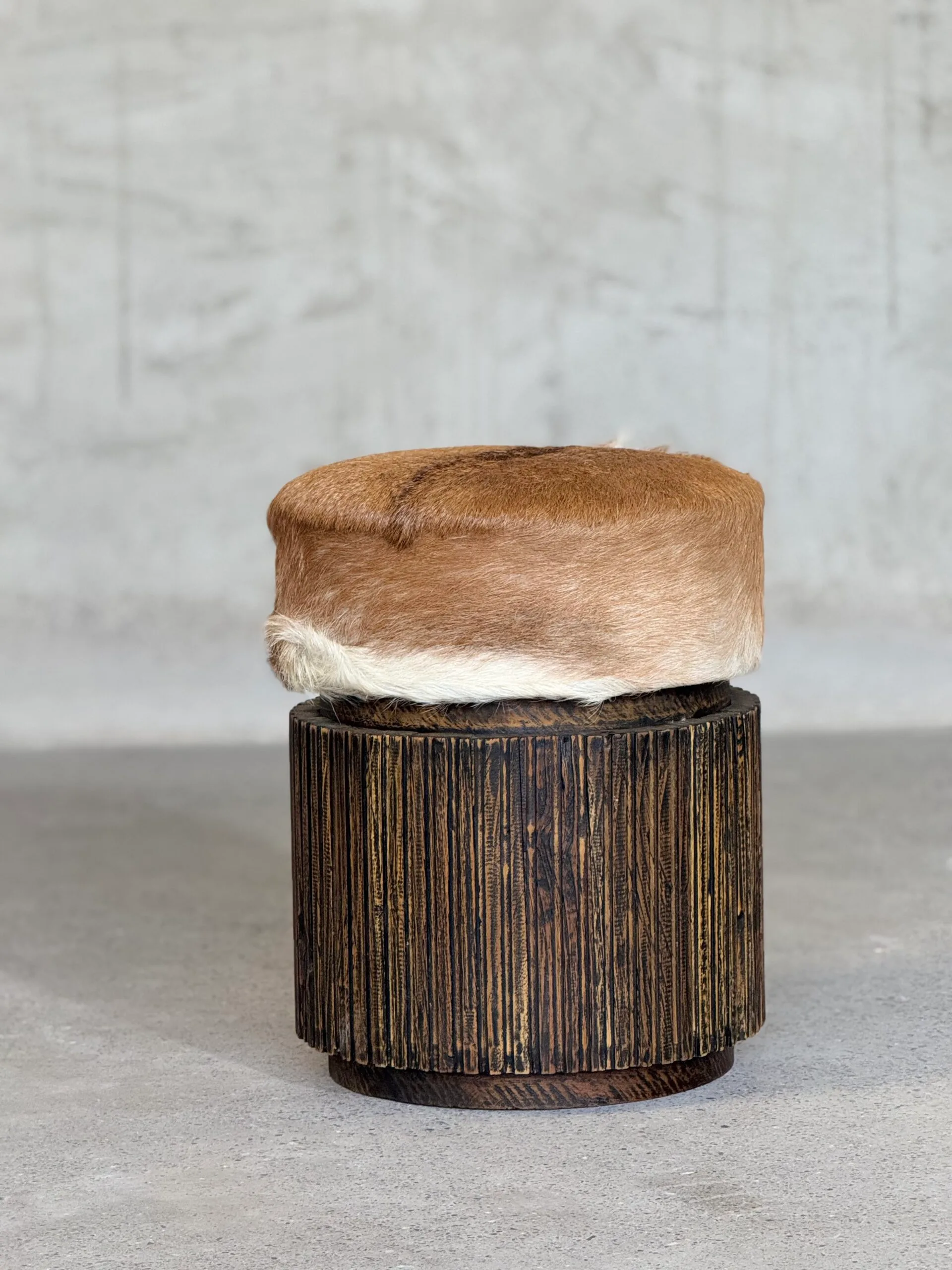 Luxury Faux Fur Ottoman with Wooden Legs - OT-028 - Image 2